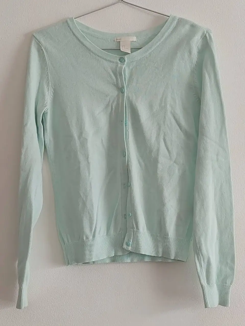 Cardigan de mujer de punto, color celeste, con botones. Ideal para un look casual y cómodo.