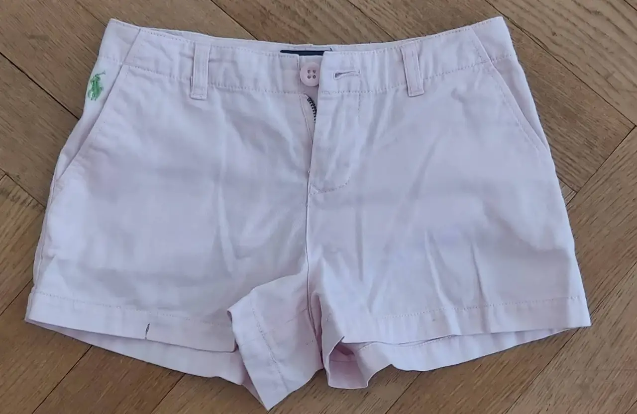 Short de mujer de la marca Polo Ralph Lauren, color rosa, con dos bolsillos traseros y dos delanteros. Pequeña mancha. Talle 7.