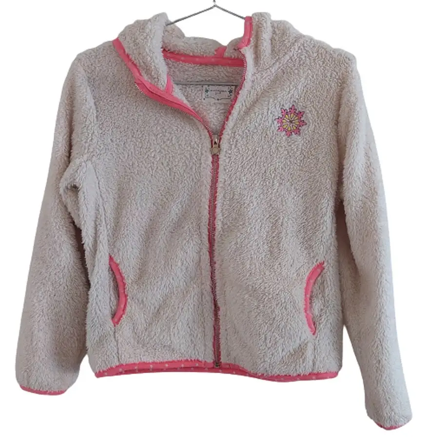 Buzo con cierre de polar, color crudo con detalles en rosa. Tiene capucha y bolsillos. La marca es Rapsodia Girls.