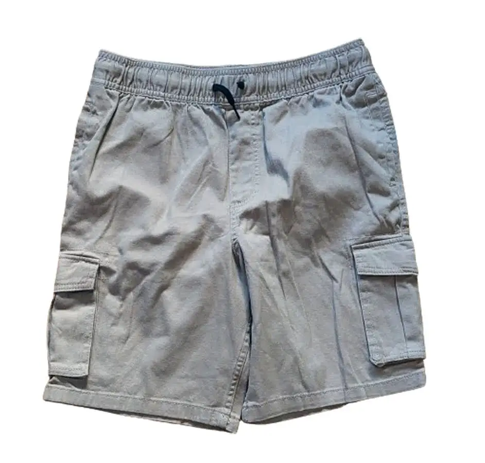 Short de cargo para hombre, color gris claro, con bolsillos laterales y traseros. Ideal para un look casual y cómodo.