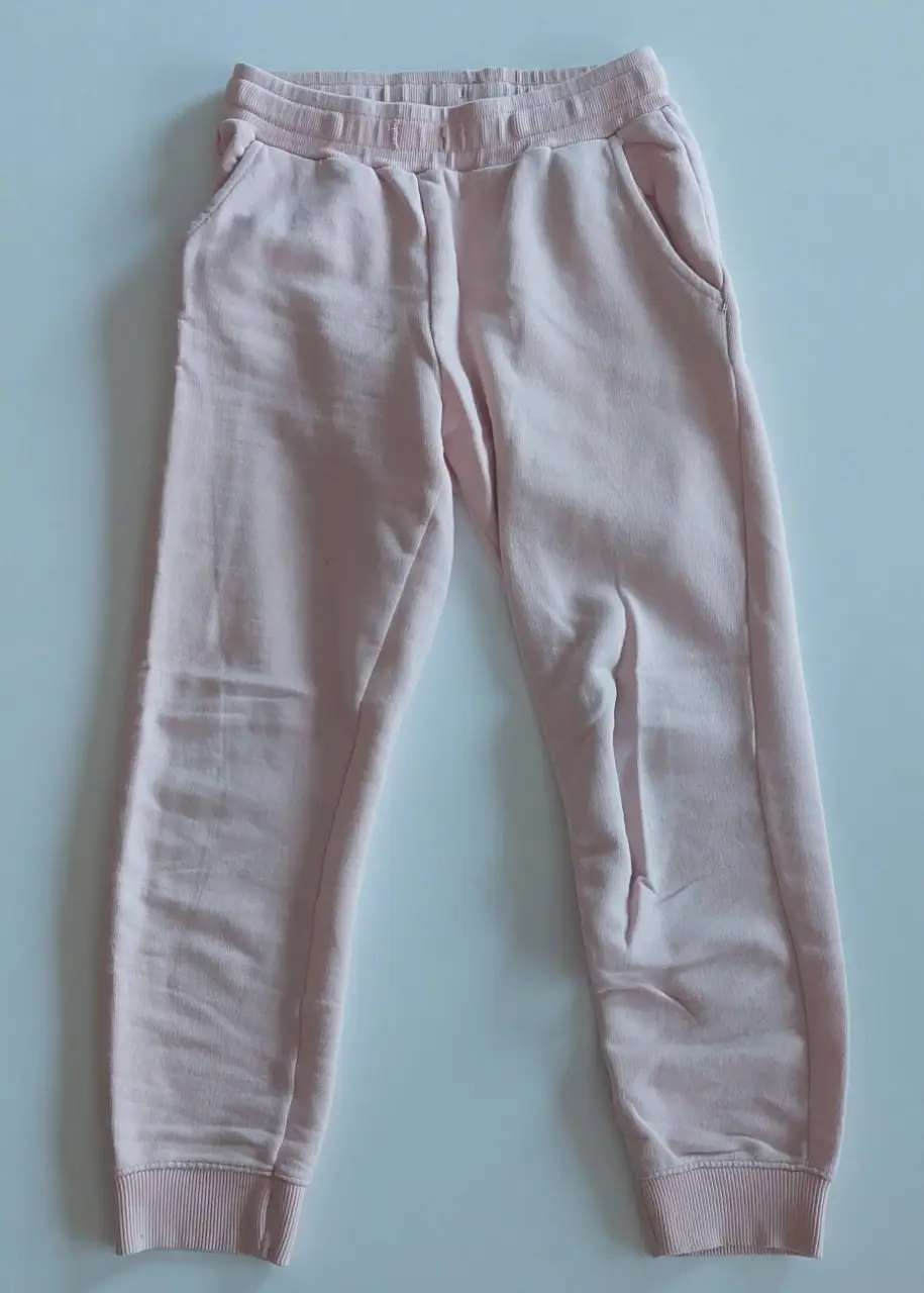 Pantalón de jogging rosa para niña, de la marca Zara Kids. Talle 11-12 años, con cintura elastizada y bolsillos laterales. Ideal para un look cómodo y casual.