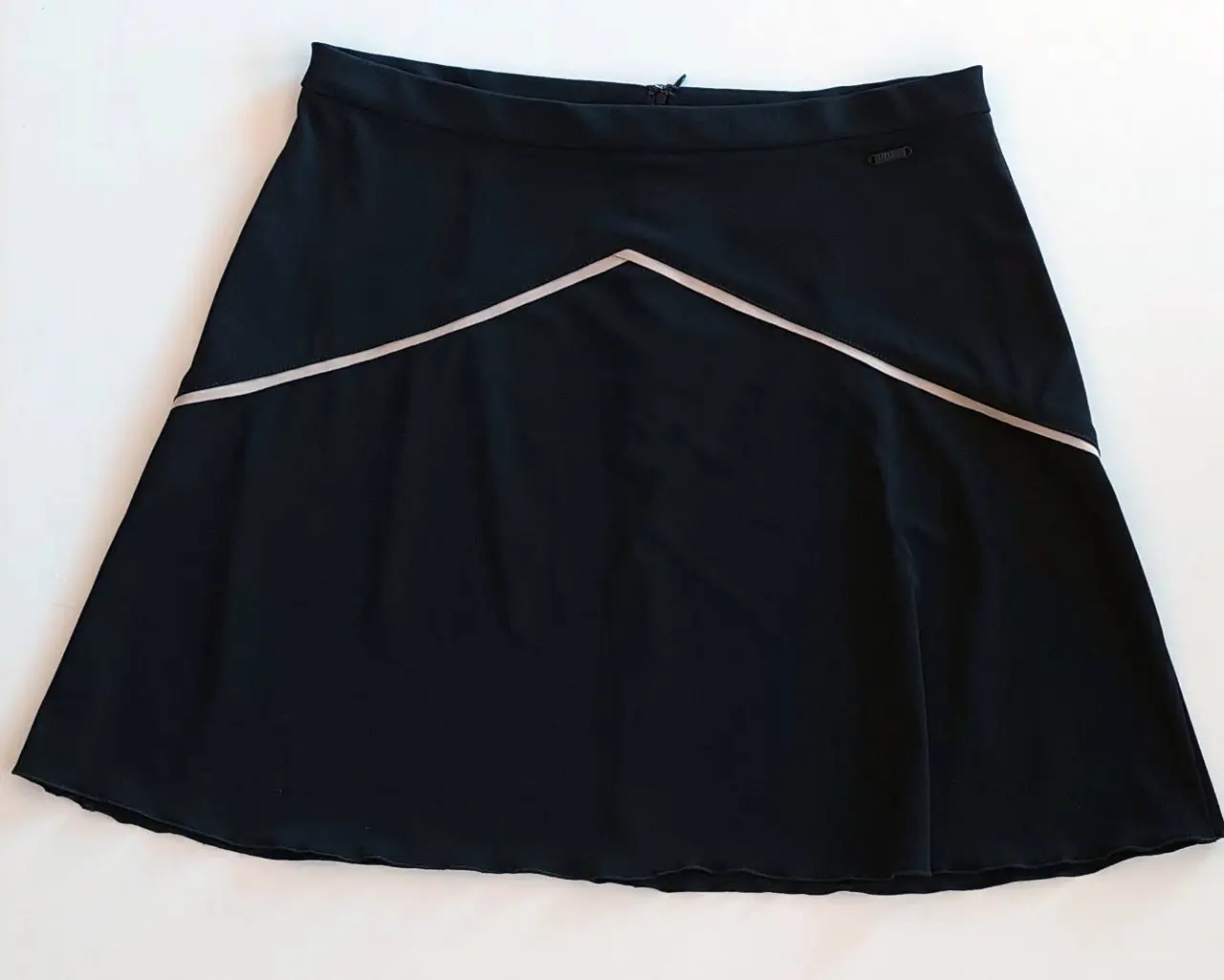 Pollera negra de corte en A con detalle en diagonal en color crema. Talle 3, ideal para un look elegante y versátil.