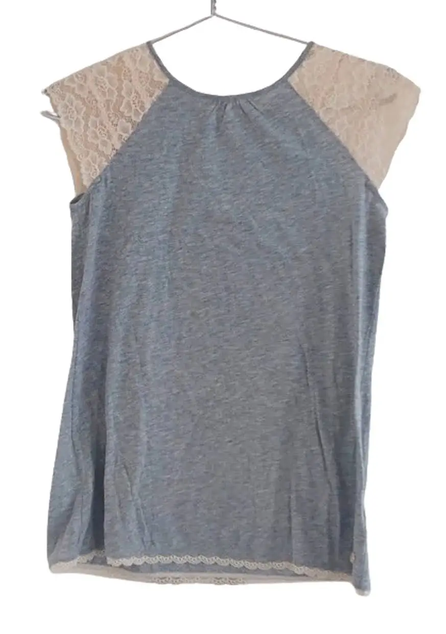 Musculosa gris con detalles de encaje en la parte inferior. Ideal para un look casual y fresco.