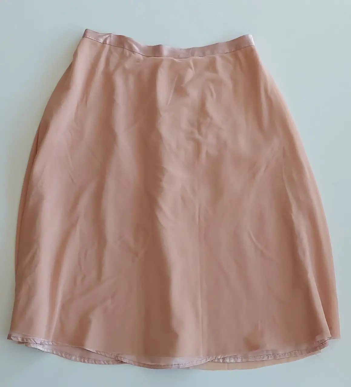 Pollera larga de gasa color rosa, con cintura satinada. Ideal para un look elegante y femenino.