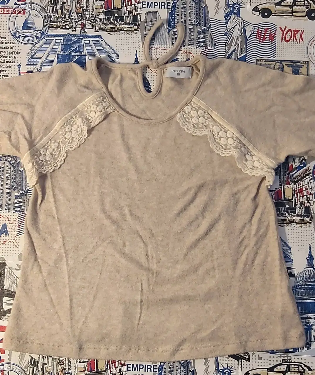 Sweater de mujer color crudo con detalle de encaje en los hombros y cuello. Talle 10 de la marca PIOPPA. Ideal para un look casual y cómodo.