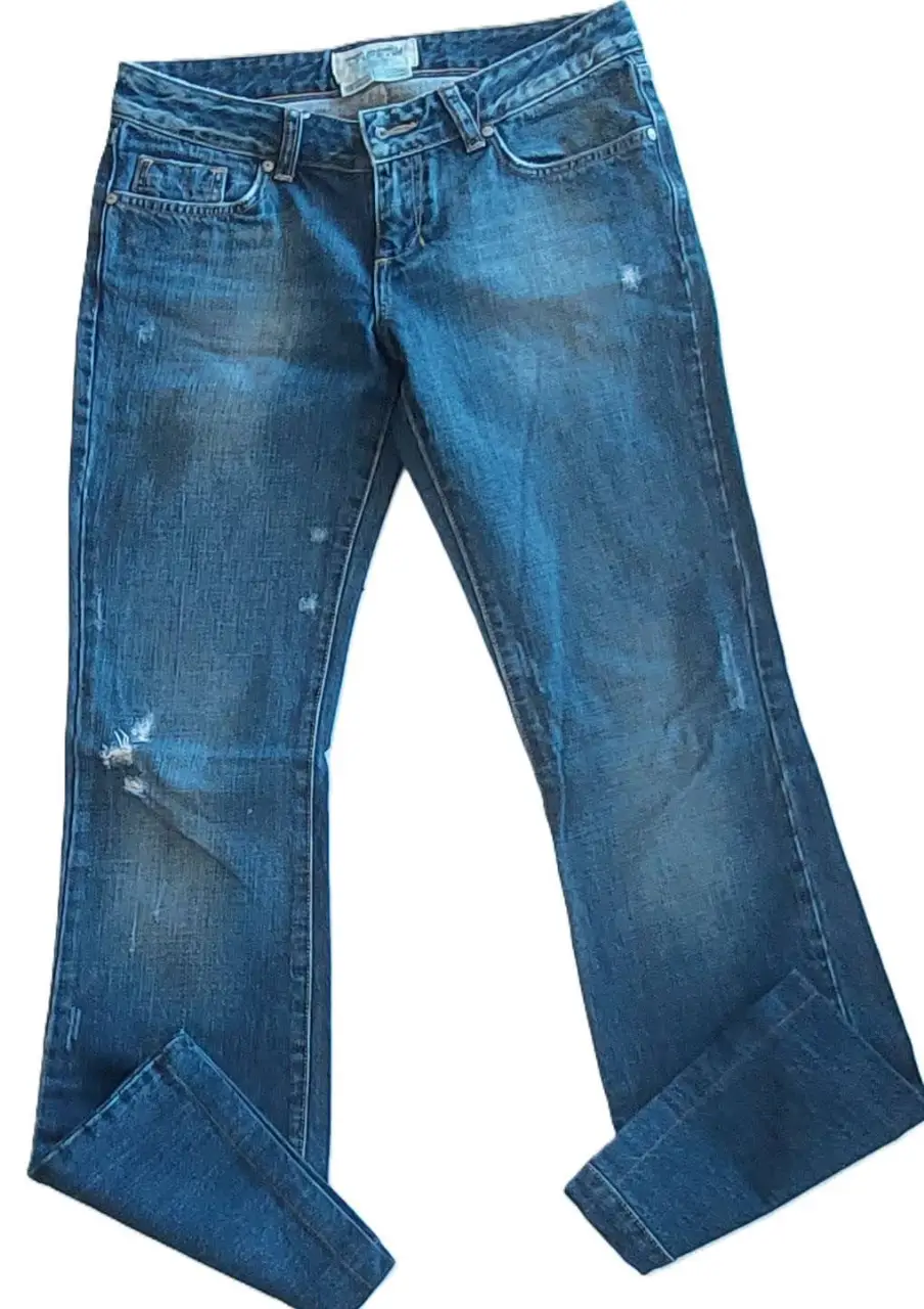 Jeans de mujer, tiro bajo, con detalles de desgaste y bolsillos traseros con diseño. Un clásico para un look casual y moderno.
