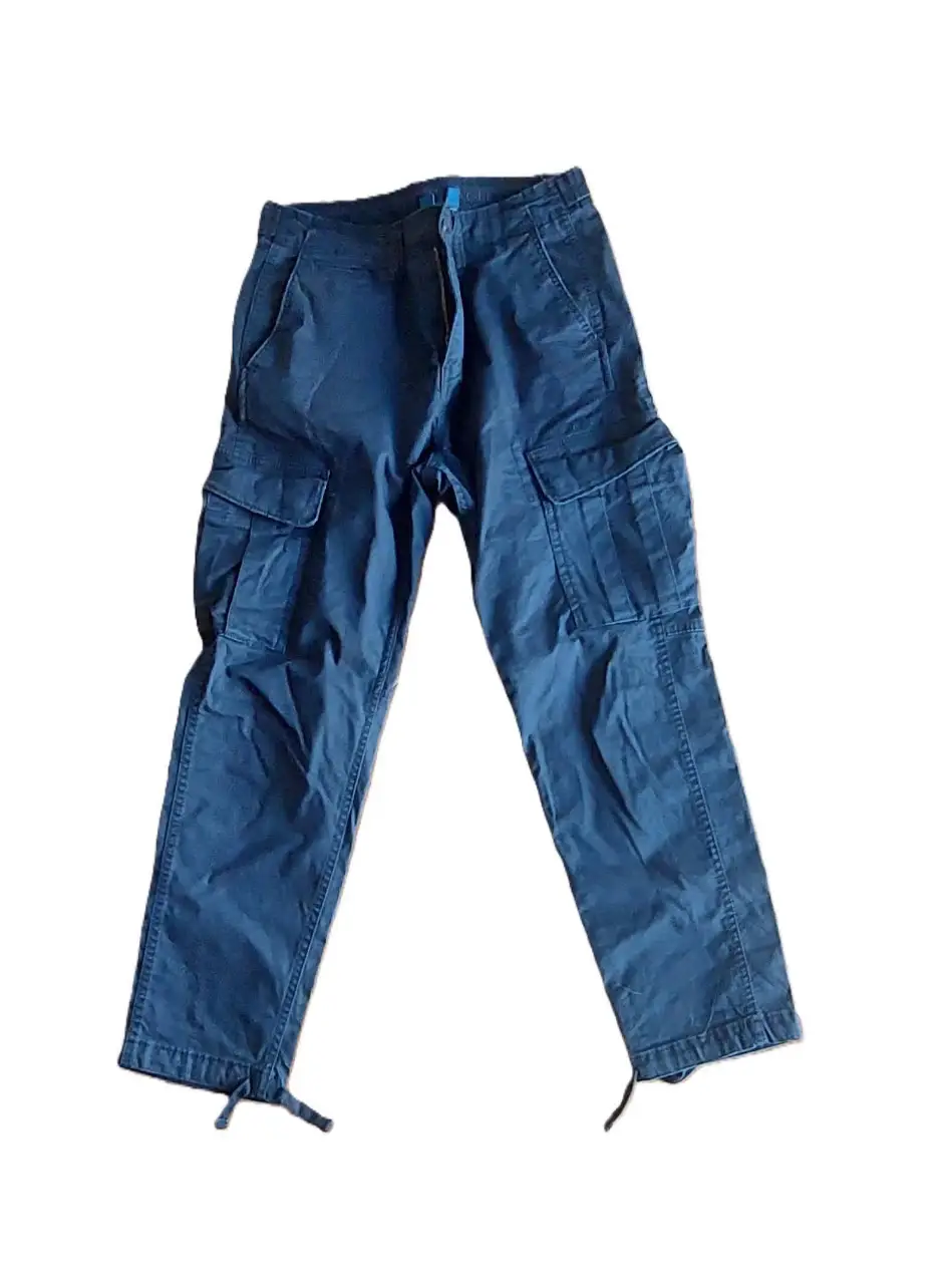Pantalón cargo negro de American Eagle, con múltiples bolsillos y detalles utilitarios. Ideal para un look casual y moderno.