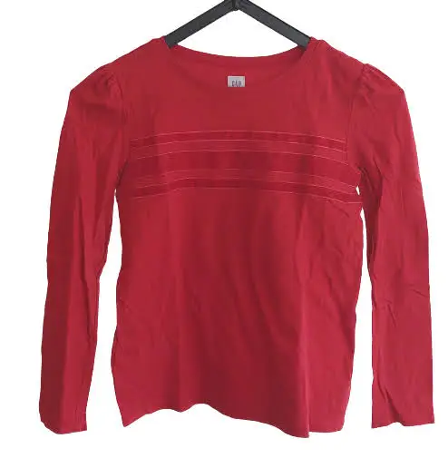 Remera manga larga roja de niña, con detalle de franjas horizontales en el frente. Marca GAP Kids, talle M.
