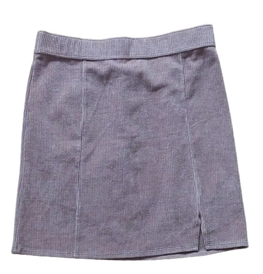 Pollera de corderoy marron claro, con un corte recto y una abertura lateral. Ideal para un look casual y cómodo.