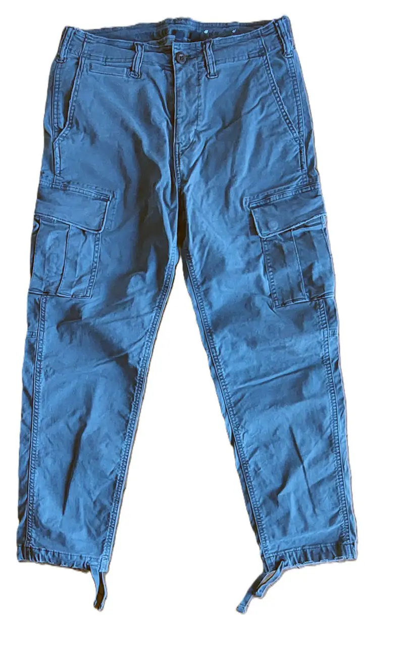 Pantalón cargo azul de hombre, con múltiples bolsillos y ajuste en los tobillos. Ideal para un look utilitario y casual.