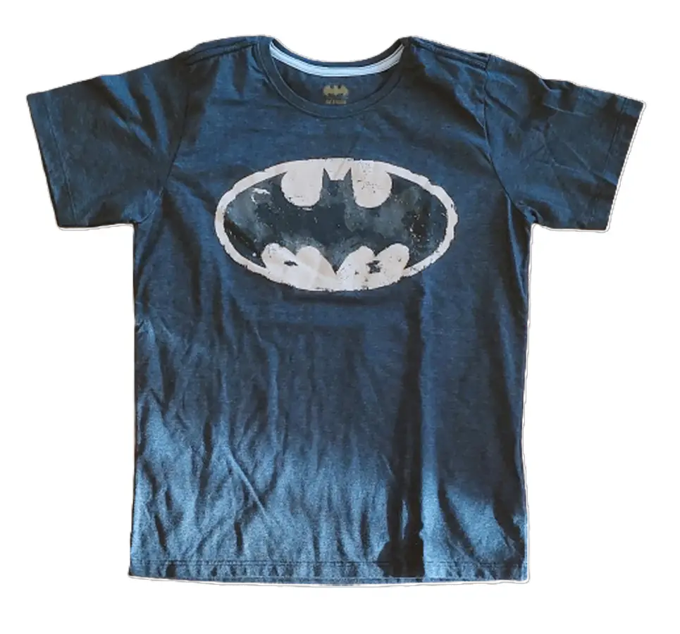 Remera de hombre con estampado del logo de Batman en el frente. De color gris oscuro, ideal para un look casual y urbano. Perfecta para los fanáticos del superhéroe.