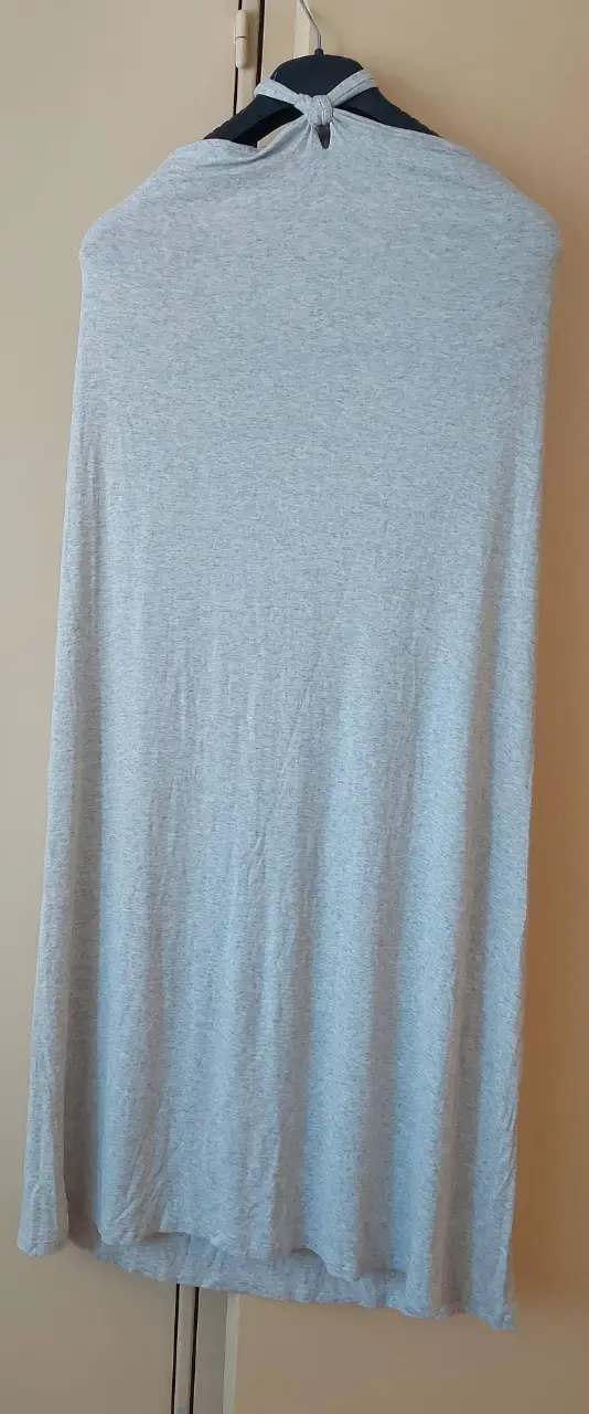 Vestido largo de mujer, gris claro, con cuello halter y espalda descubierta. Las ultimas fotos son para ver el modelo completo