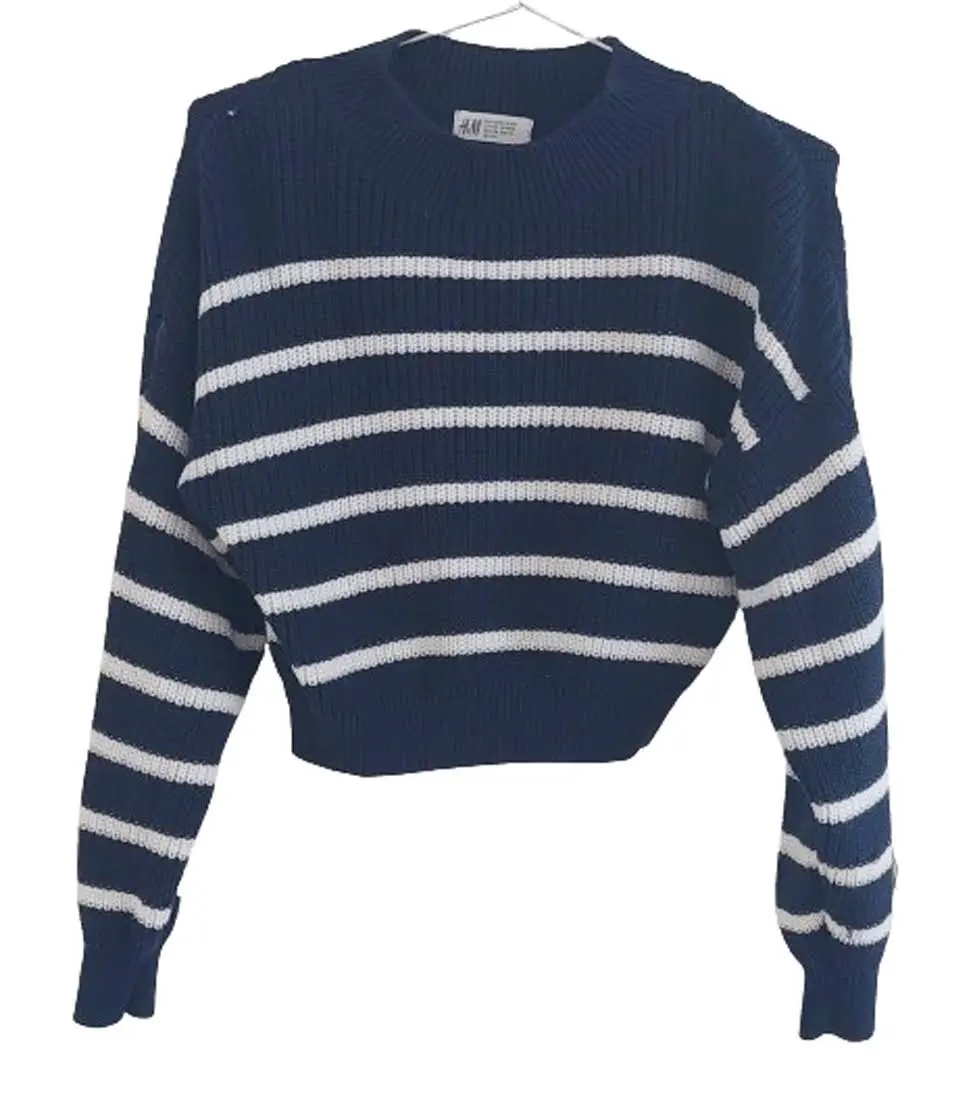 Sweater de mujer a rayas azul marino y blanco, de cuello redondo y mangas largas. Ideal para un look casual y cómodo.