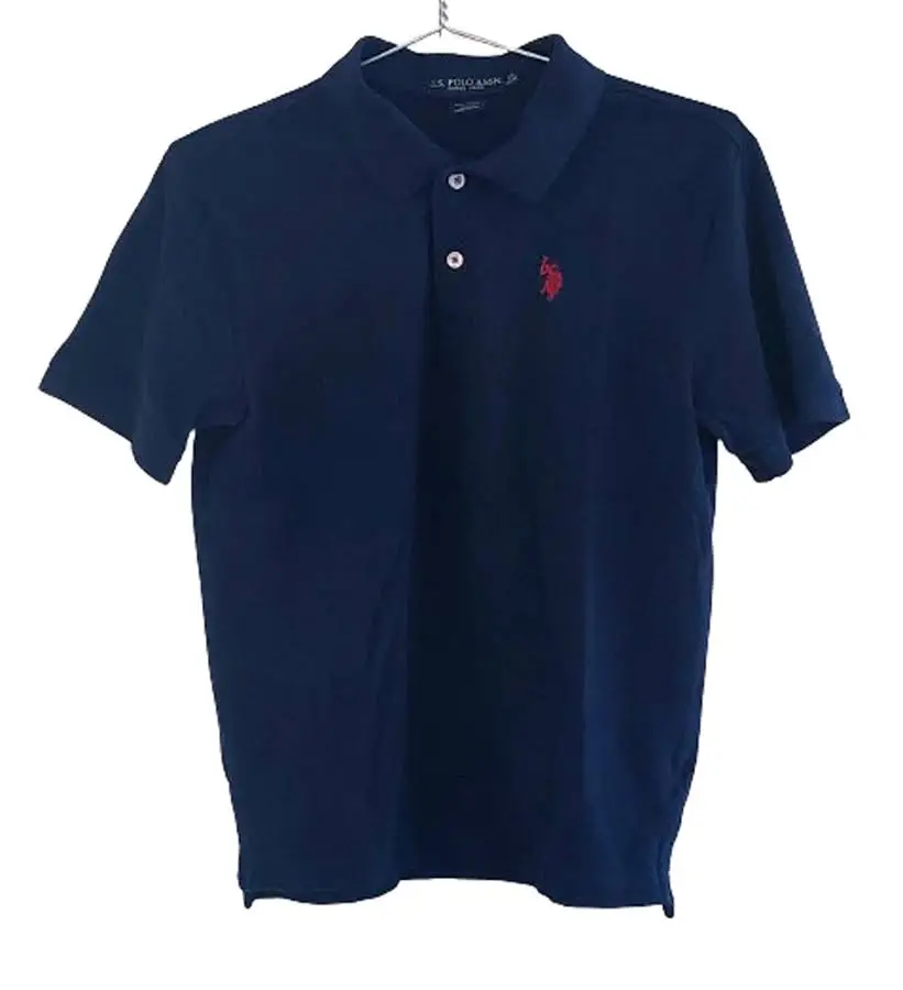 Remera polo azul marino de hombre, con el logo de la marca US Polo Assn. en rojo. Confeccionada en algodón, ideal para un look casual y cómodo.