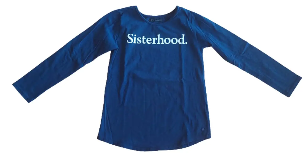 Remera de manga larga azul marino con la palabra 'Sisterhood' estampada en blanco. Ideal para un look casual y cómodo.