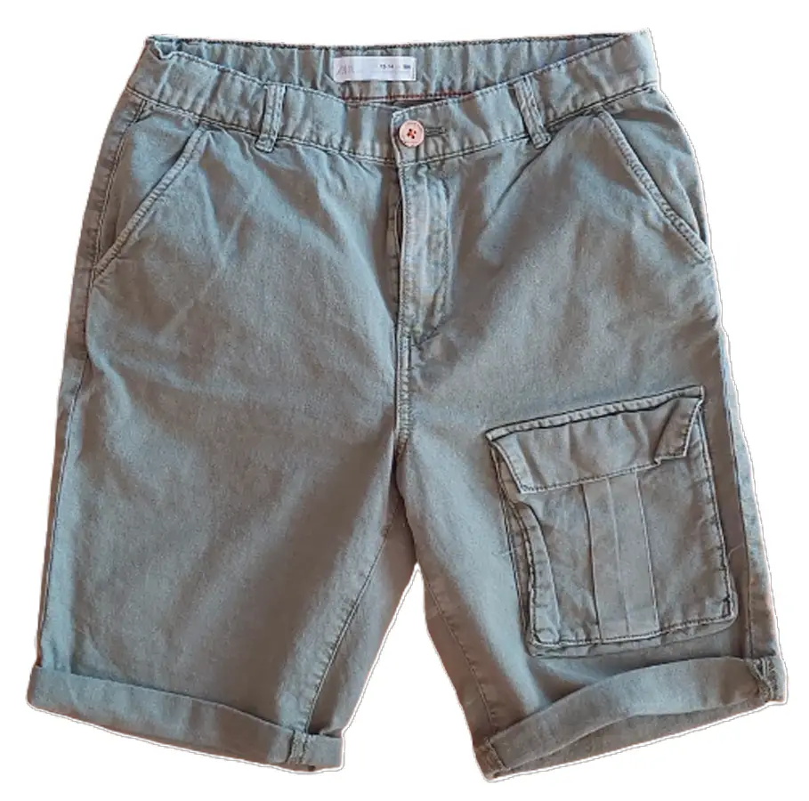 Short de adolescente estilo cargo en color verde. Confeccionado en gabardina, presenta bolsillos laterales y un bolsillo cargo en la pierna. Ideal para un look casual y cómodo.
