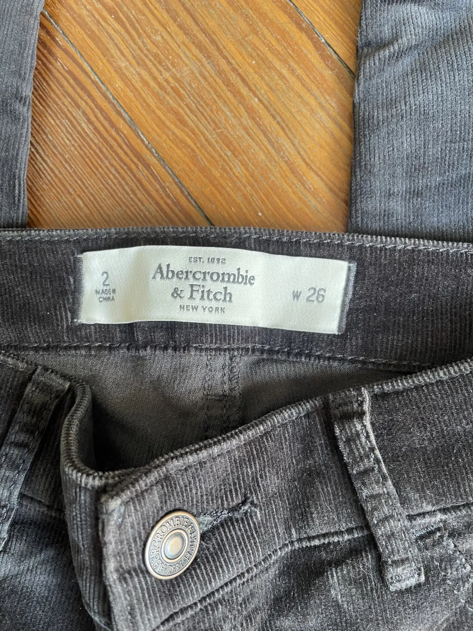 Pantalón de vestir de mujer, de corderoy, color gris oscuro, talle 26 de la marca Abercrombie & Fitch. Ideal para un look casual o de trabajo.