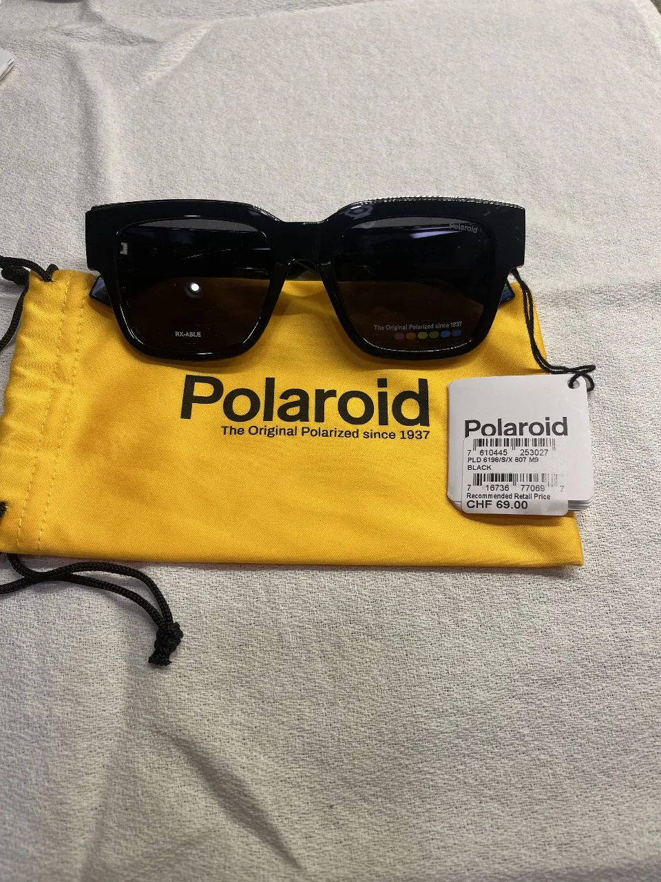 Anteojos de sol polarizados negros de la marca Polaroid, ideales para proteger tus ojos con estilo. Diseño moderno y elegante, perfectos para cualquier ocasión.