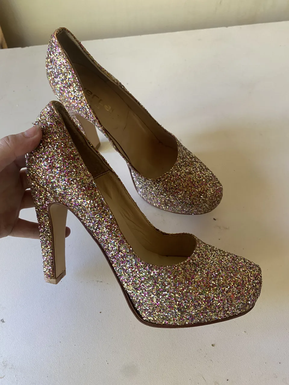 Zapatos de fiesta con brillos dorados, rosas y celestes. Taco alto y plataforma. Ideales para lucirte en cualquier evento especial.