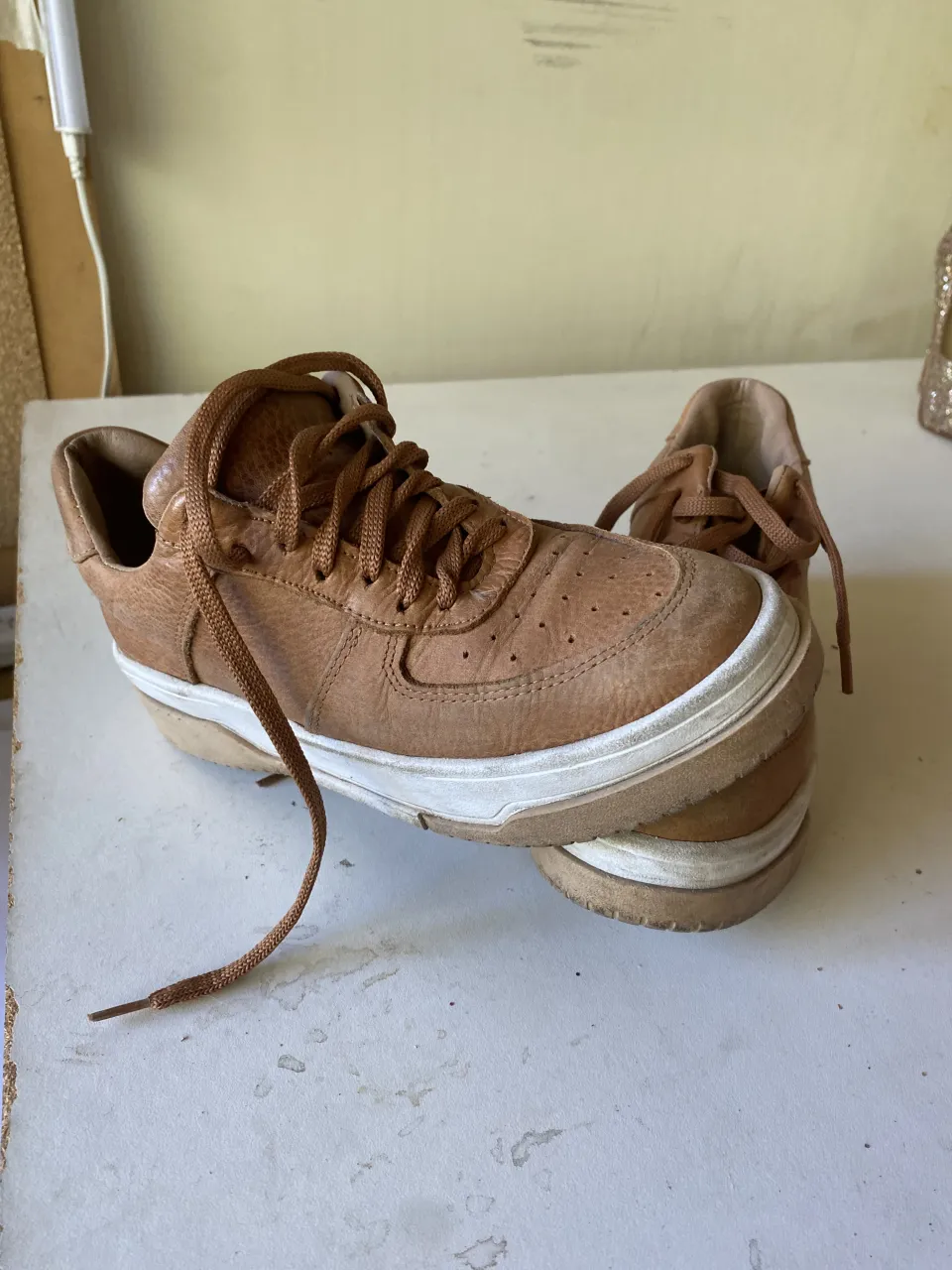 Zapatillas de cuero color marrón, con cordones. Ideales para el día a día, súper cómodas y cancheras.