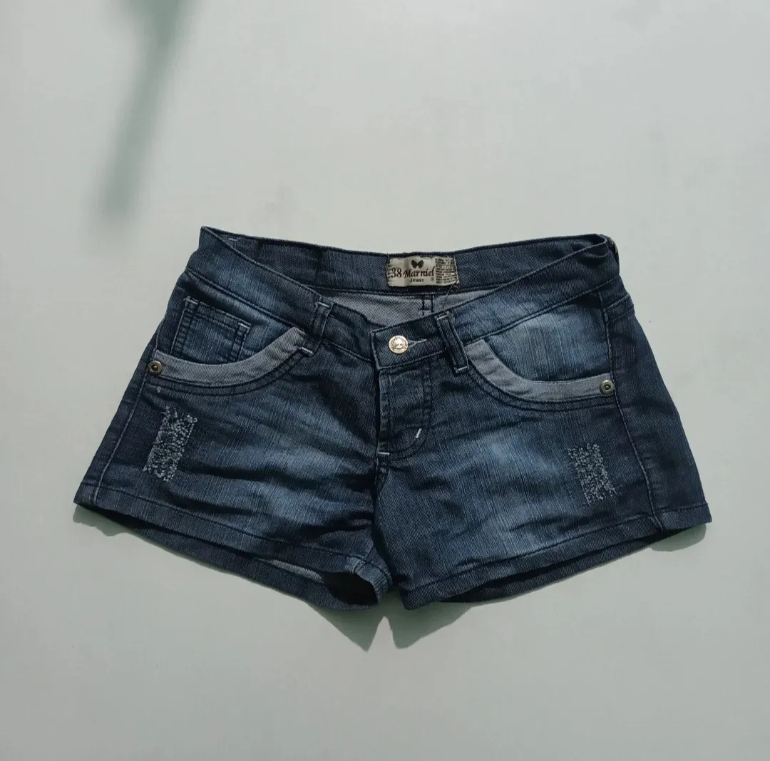 Short de jean azul con detalles de roturas y bolsillos. Ideal para un look casual y moderno.
•Marniel Jeans, tiro bajo!
MEDIDAS:
Cintura:
Cadera:
Largo:
TALLE: 38.
ESTADO:
Sin uso.
Sin detalles.
Precio: $8.000.
Instagram: @shop._20s