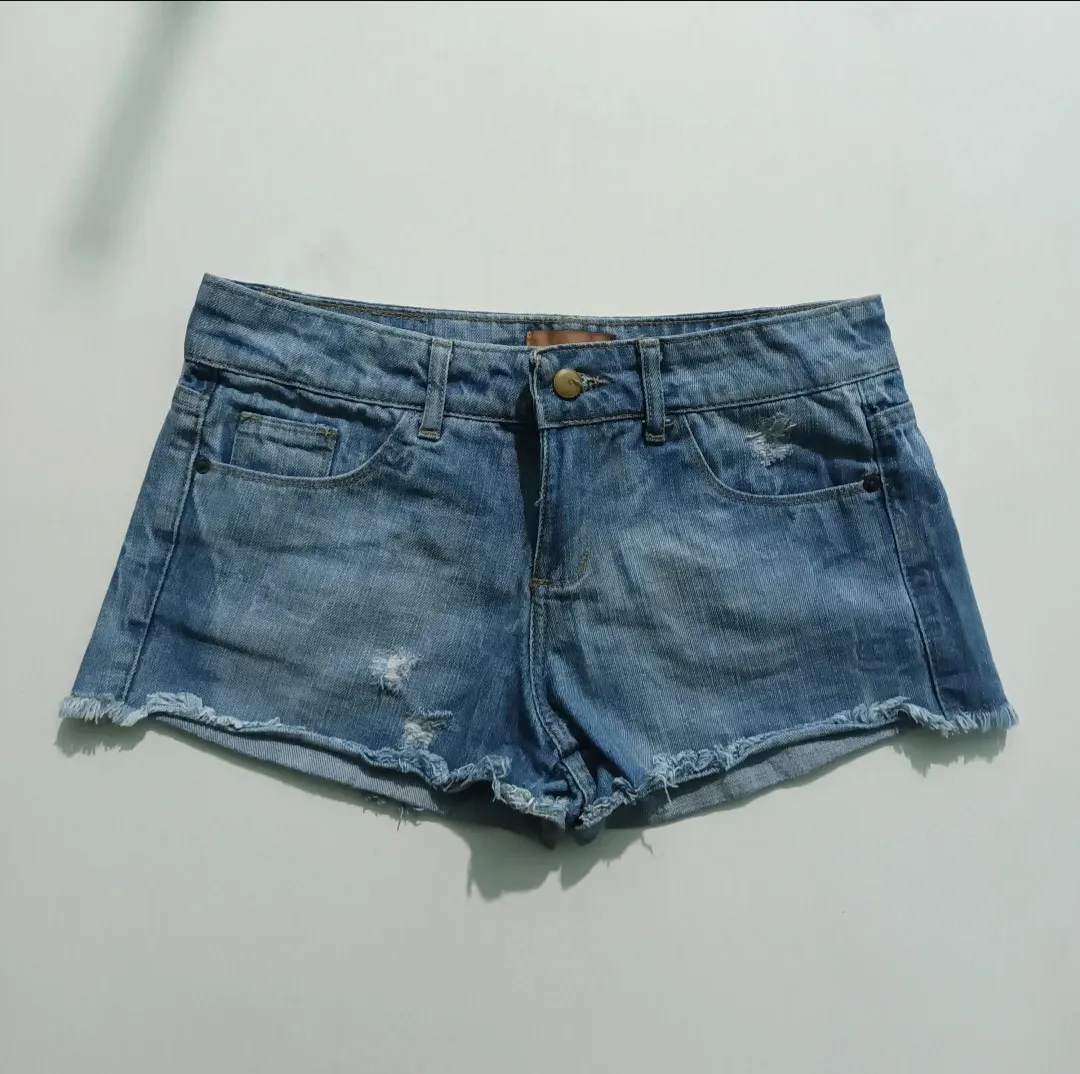 Short de jean azul con detalles rotos y flecos en el borde inferior. Ideal para un look casual y moderno.
•Short Jeans, tiro bajo!
MEDIDAS:
Contorno cintura:79cm
Contorno cadera:96cm
Tiro:23cm
Largo:24cm
TALLE: 26/42
ESTADO:
Sin uso.
Sin detalles.
Instagram: @shop._20s