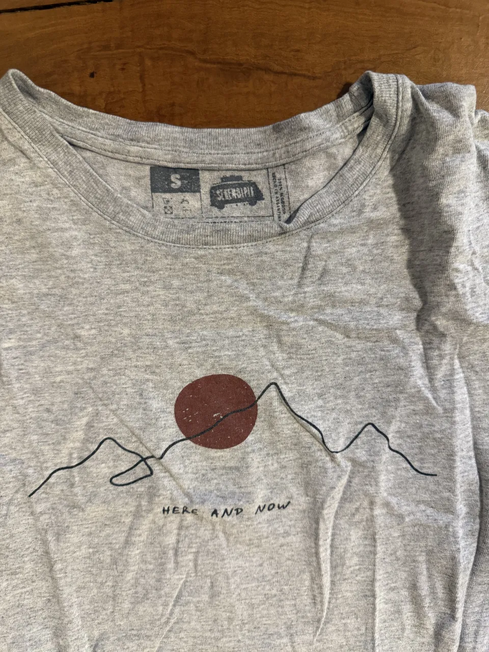 Remera A ≠ - Vista 2