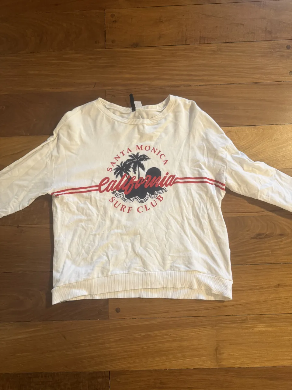 buzo con estampa "California Surf Club" de Santa Monica. tiene manchita muy chiquita 