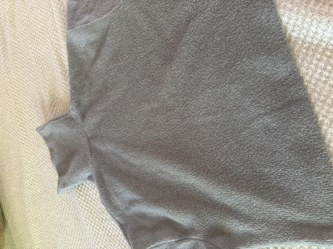 Remera A ≠ - Vista 2