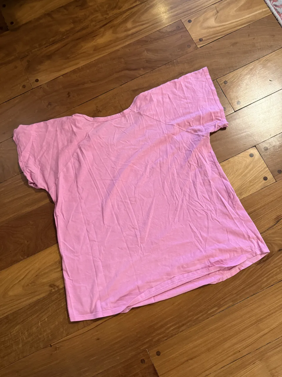 Remera A ≠ - Vista 3