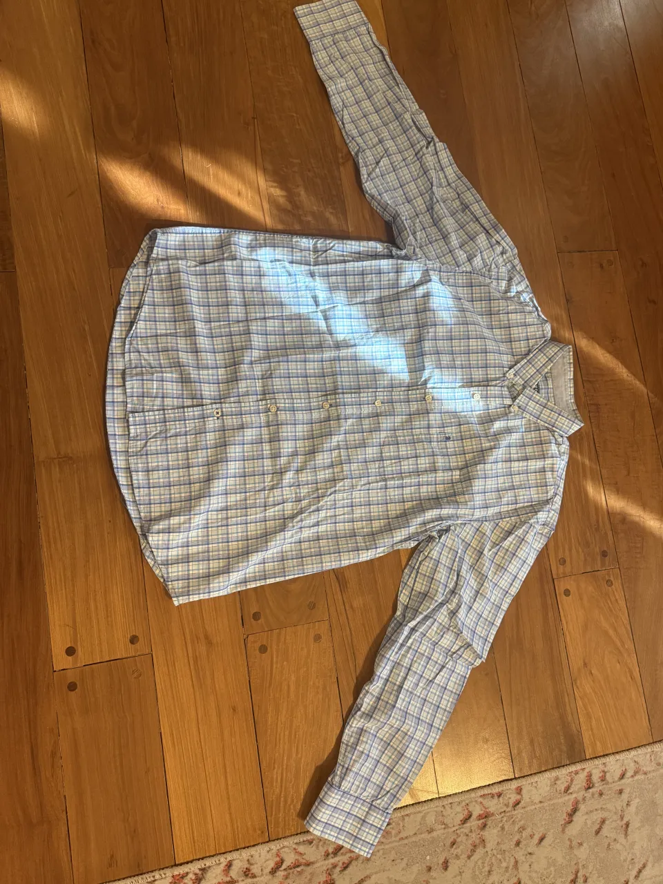 Camisa de manga larga a cuadros, ideal para un look casual y cómodo. Perfecta para el día a día o para una salida informal.