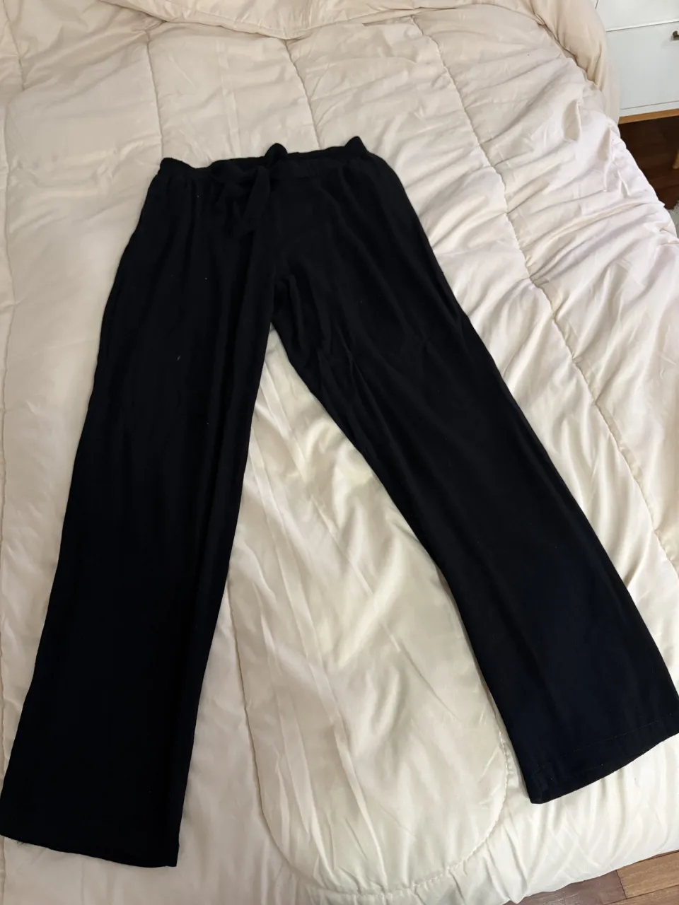 Pantalón negro con lazo en la cintura. más cómodo imposible. elástico en cintura. va desde talle 38 a talle 42