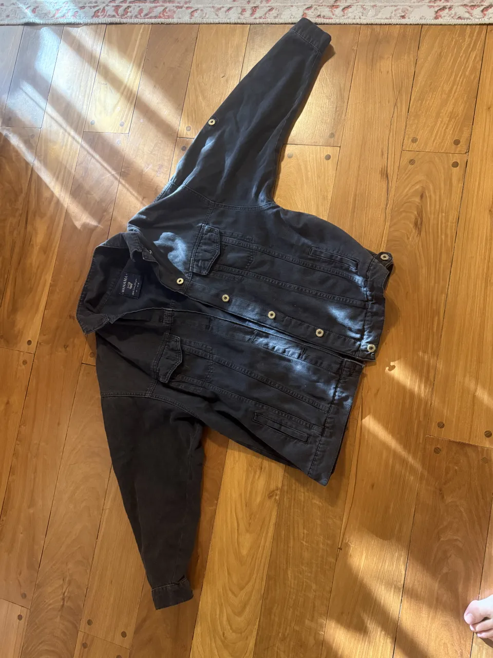 Campera de jean negra, ideal para un look casual y moderno. Perfecta para usar en cualquier momento del día.