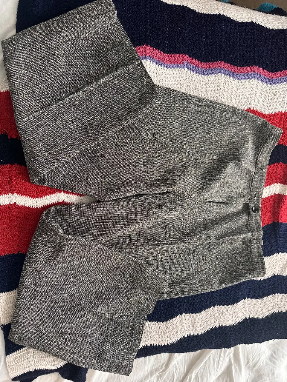 Pantalón sastrero color gris con diseño de espiga. Corte recto y clásico, ideal para un look formal o semi-formal. Confeccionado en tejido de alta calidad.