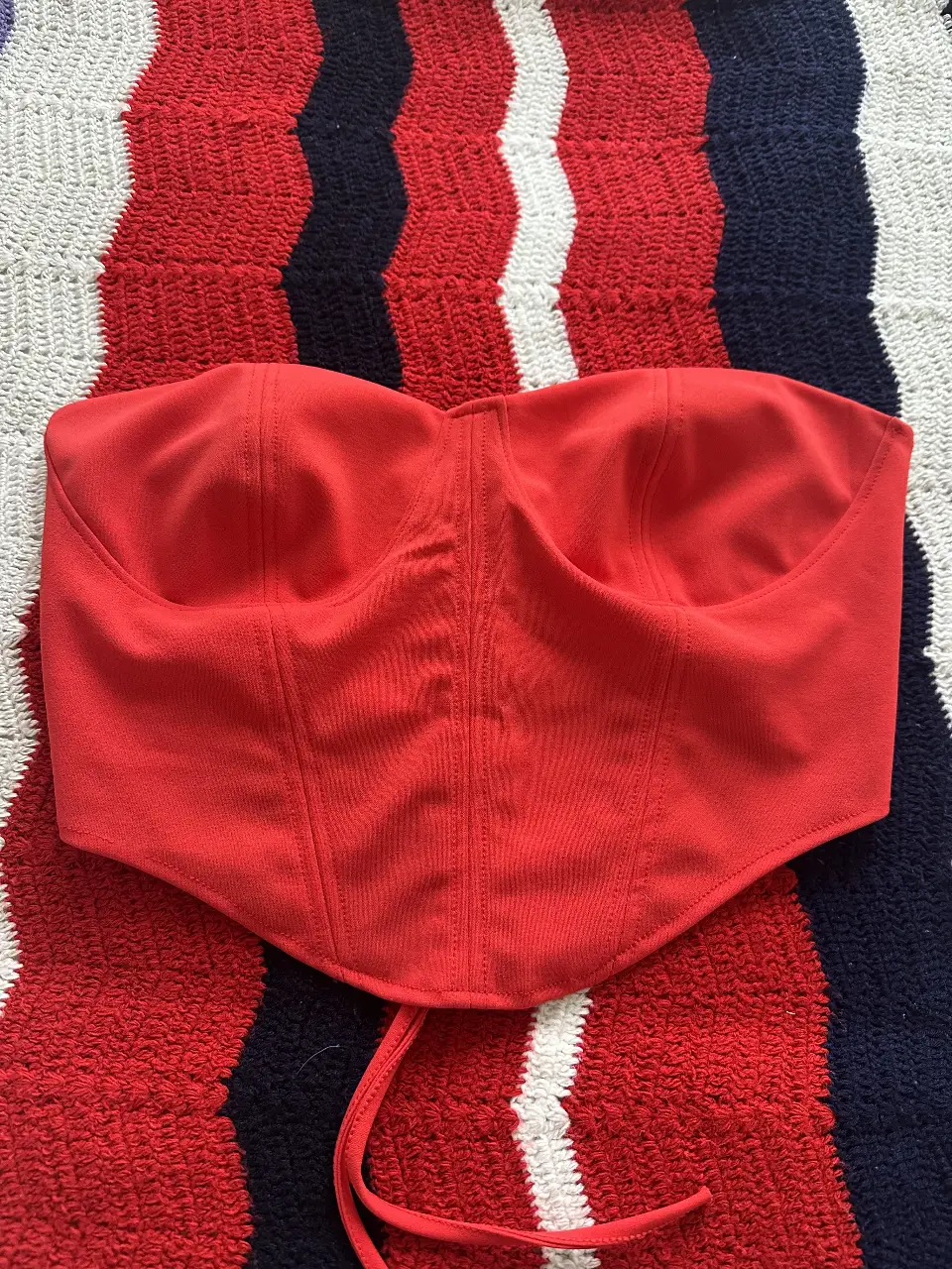 Top corset rojo, ideal para fiestas y eventos especiales. Diseño strapless con ajuste en la espalda.