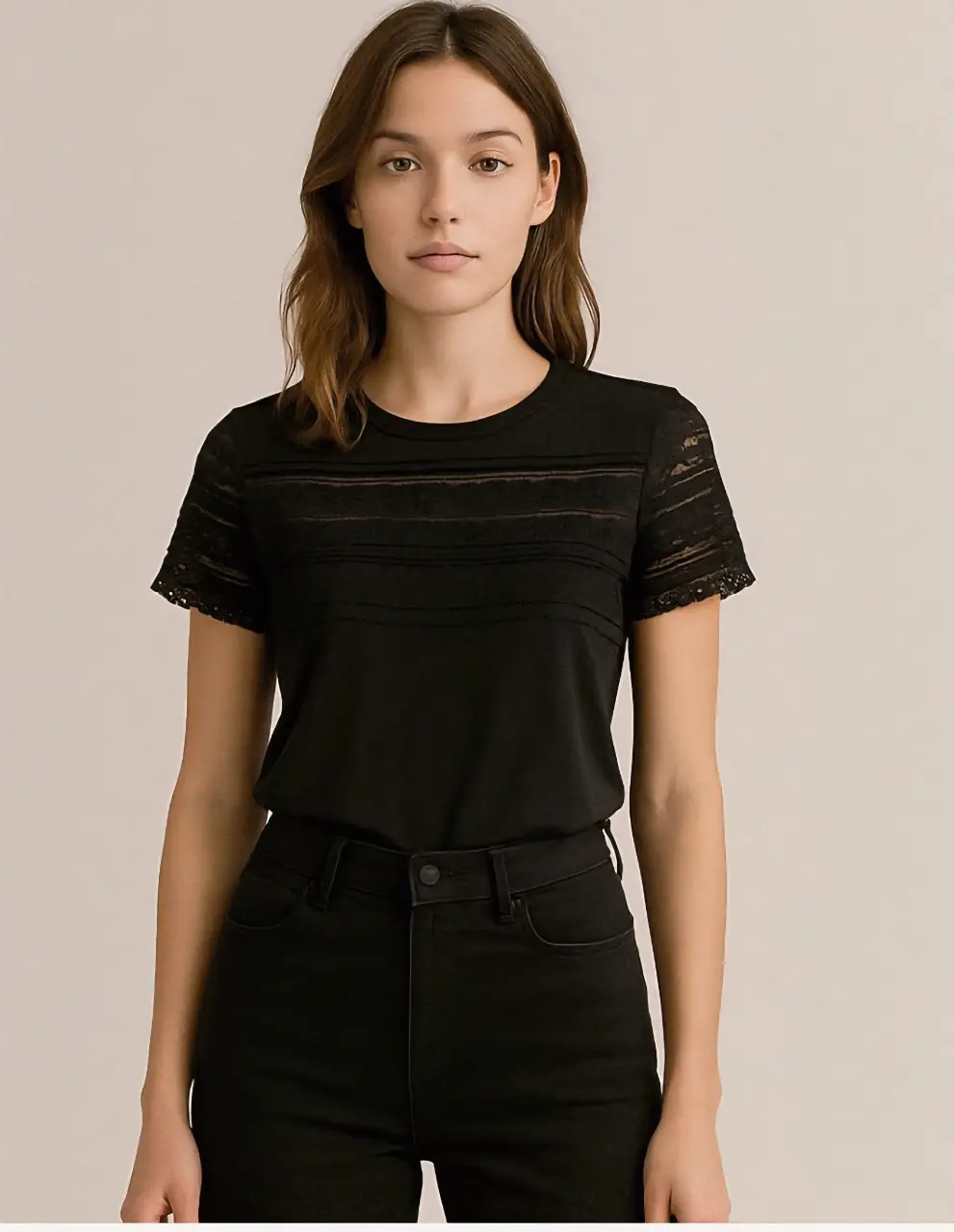 Remera negra con detalles de encaje en mangas y pecho. Ideal para un look de día o trabajo.
