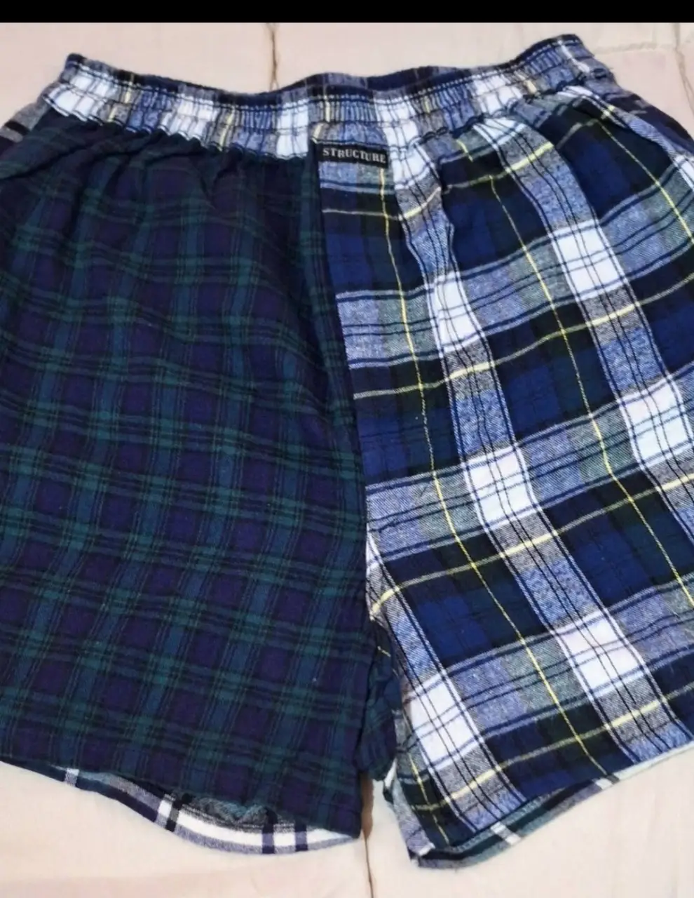 Short de hombre de tela tipo lanilla, tiro alto, con diseño a cuadros en tonos verde y azul. Ideal para media estación.