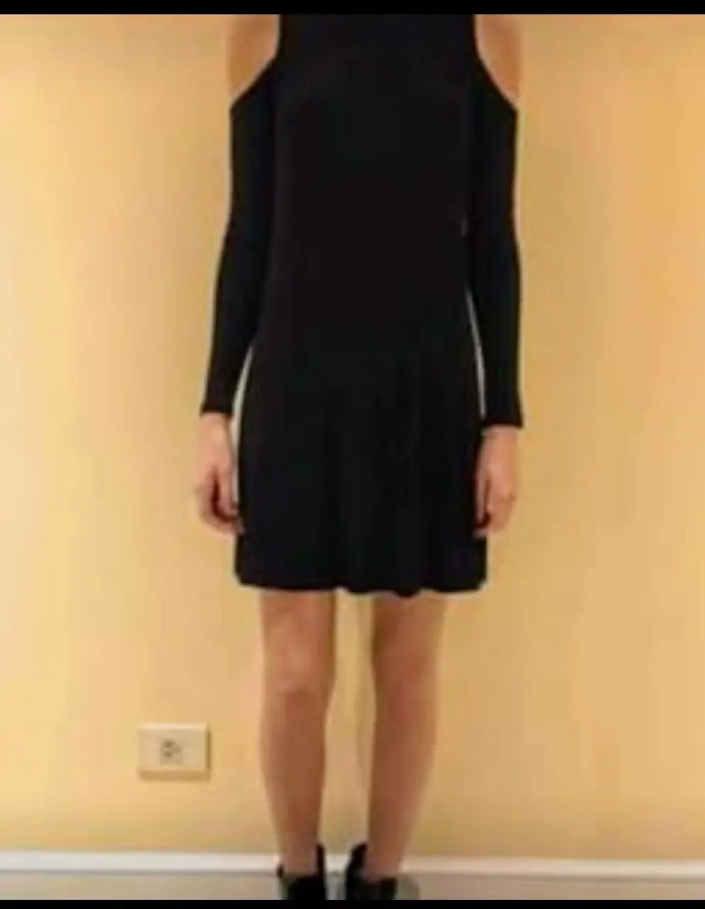 Vestido negro de algodón de Forever 21, sueltito, manga larga, hombros descubiertos. Talle S. Largo 87 cm. Nuevo sin etiqueta.