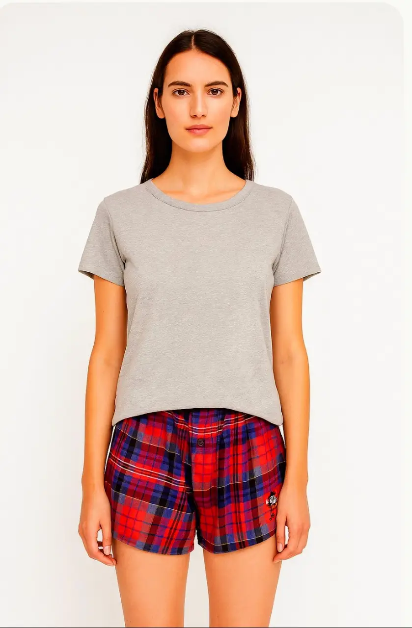 Short de lanilla a cuadros rojos y azules, con cintura elastizada. Talle M, usado.