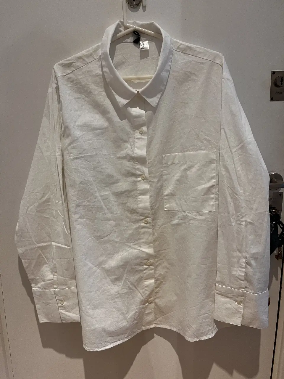 Camisa blanca de mujer, de manga larga, con bolsillo en el pecho y cuello clásico. Ideal para un look casual y versátil. medidas busto 66 cm, sisa 27 cm dice 4xl pero corresponde a un 1xl