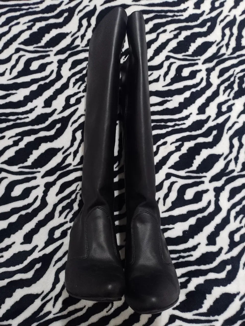 Botas negras de caña alta, con taco cuadrado y cierre lateral. Ideales para un look elegante y moderno.