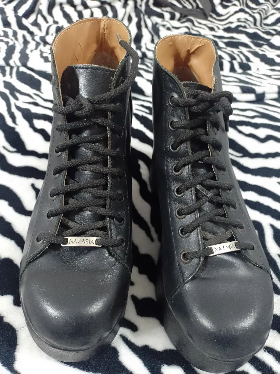 Botines negros con cordones y plataforma. Ideales para un look moderno y urbano. Marca Nazaria.