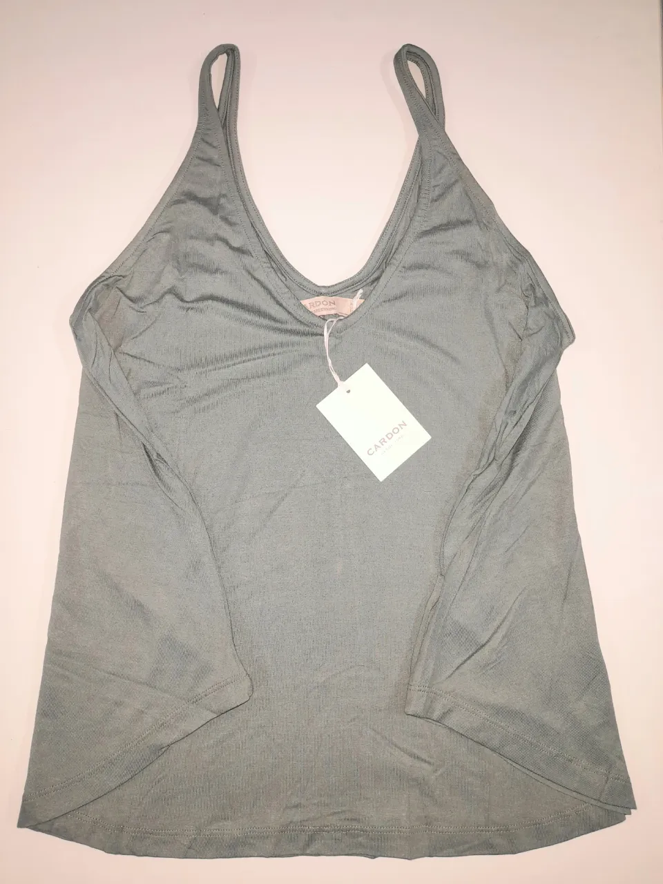 Musculosa de mujer, color verde malva, de la marca Cardon. Diseño argentino. Ideal para un look casual y fresco.