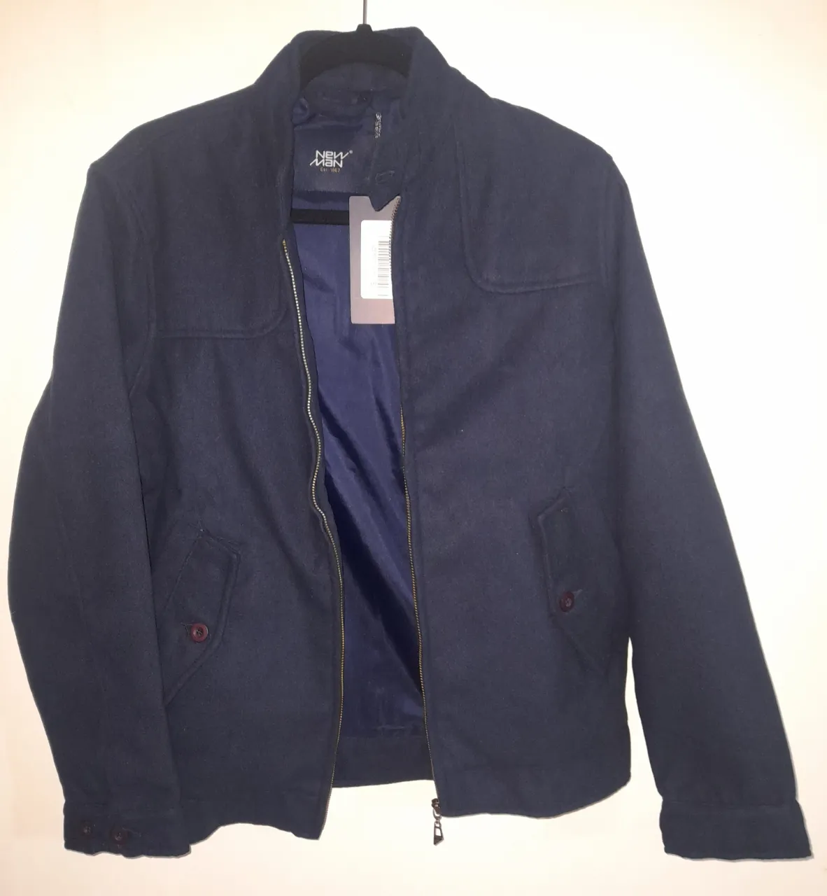 Campera de abrigo azul marino, ideal para el frío. Posee bolsillos laterales con botones y cierre frontal. Perfecta para un look casual y abrigado. Marca NewMan. Talle S. Intacta