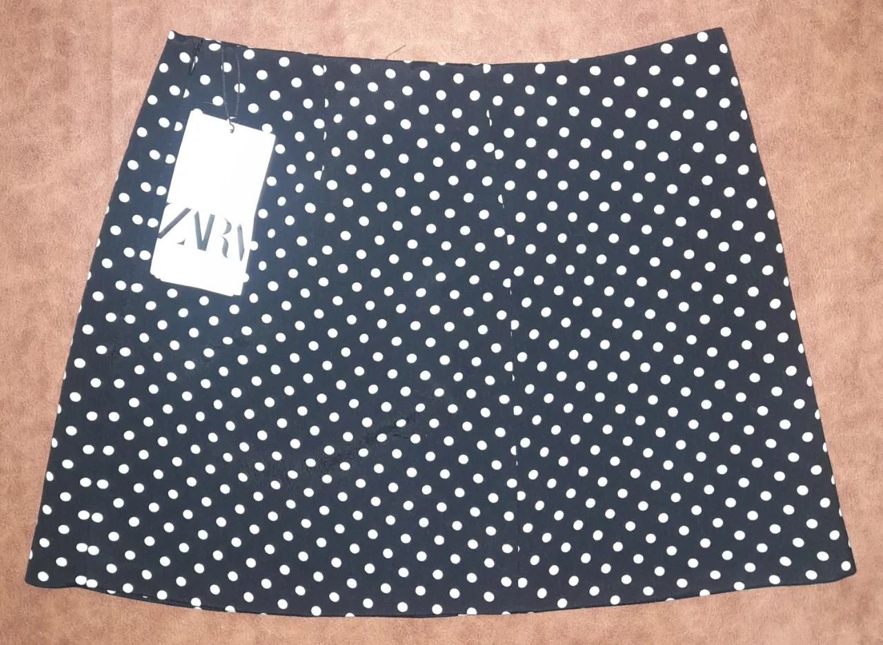 Minifalda de mujer con estampado de lunares blancos sobre fondo negro. Ideal para un look casual y moderno. Marca Zara.