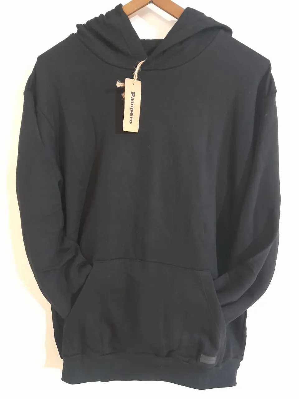 Buzo canguro negro de algodón con capucha. Ideal para un look casual y cómodo. Perfecto para el día a día.