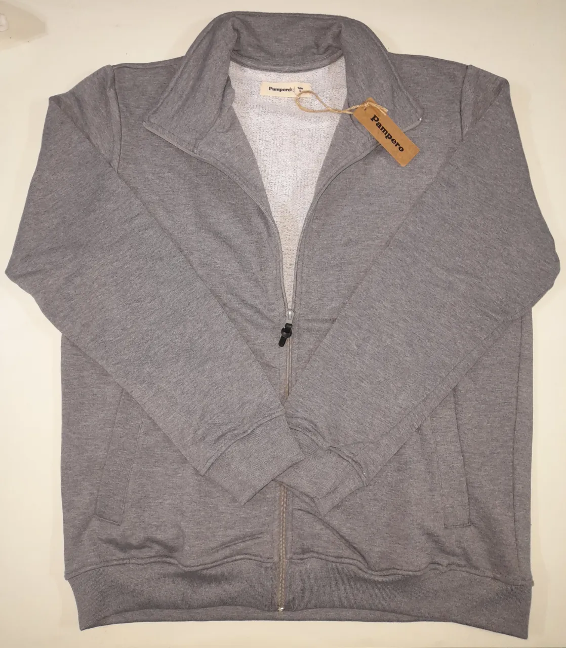 Campera  gris con cierre y cuello alto de la marca Pampero. Ideal para un look casual y abrigado.