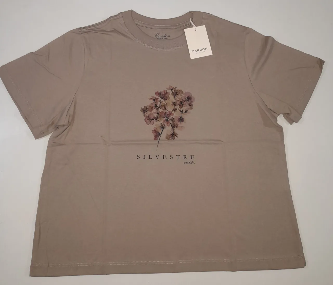 Remera de mujer color crudo con estampado floral "Silvestre" de la marca Cardon. Talle M. consultar otros talles