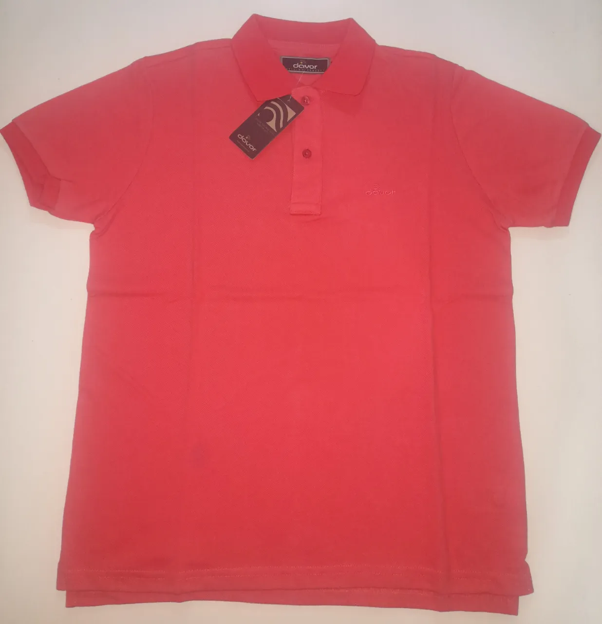 Remera polo roja de hombre, con cuello y botones. Marca Davor, ideal para un look casual y cómodo.