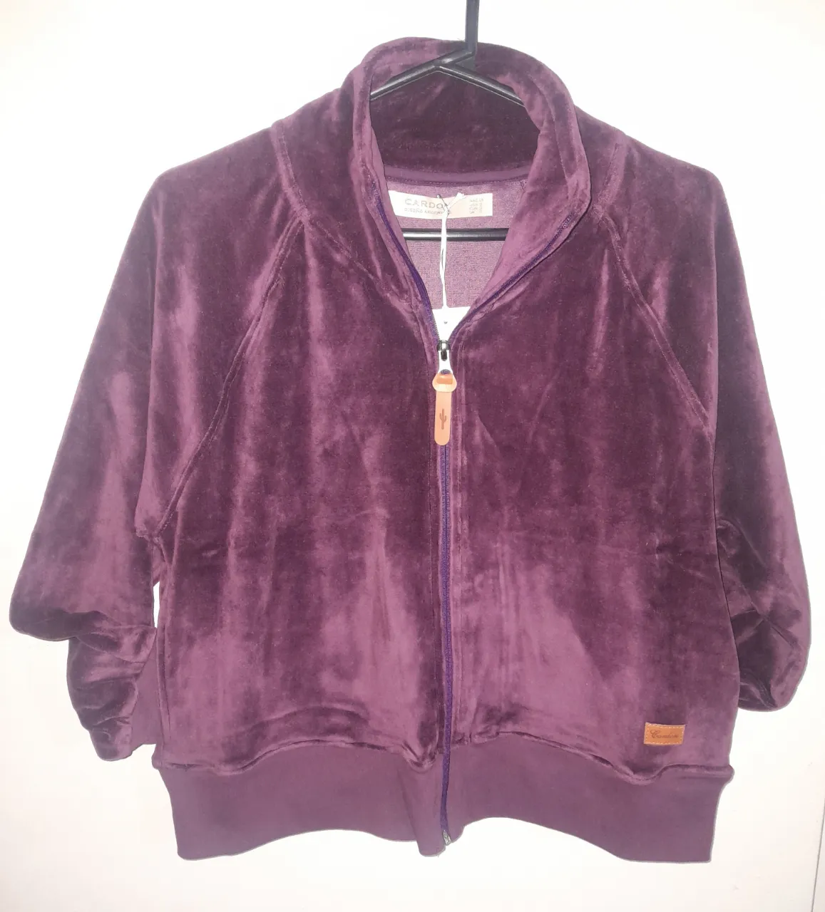 Campera de mujer de terciopelo color violeta con cierre y cuello alto. Marca Cardon, diseño argentino. Impecable. Talle S.